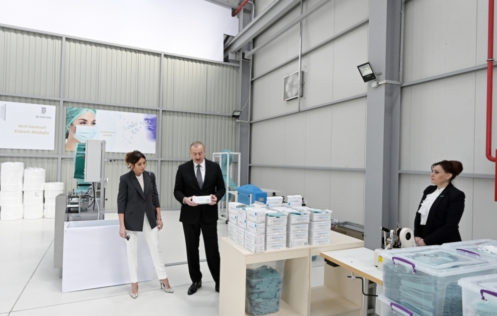Le président Ilham Aliyev participe à l’inauguration d’un atelier de fabrication de masques médicaux à Soumgaït VIDEO