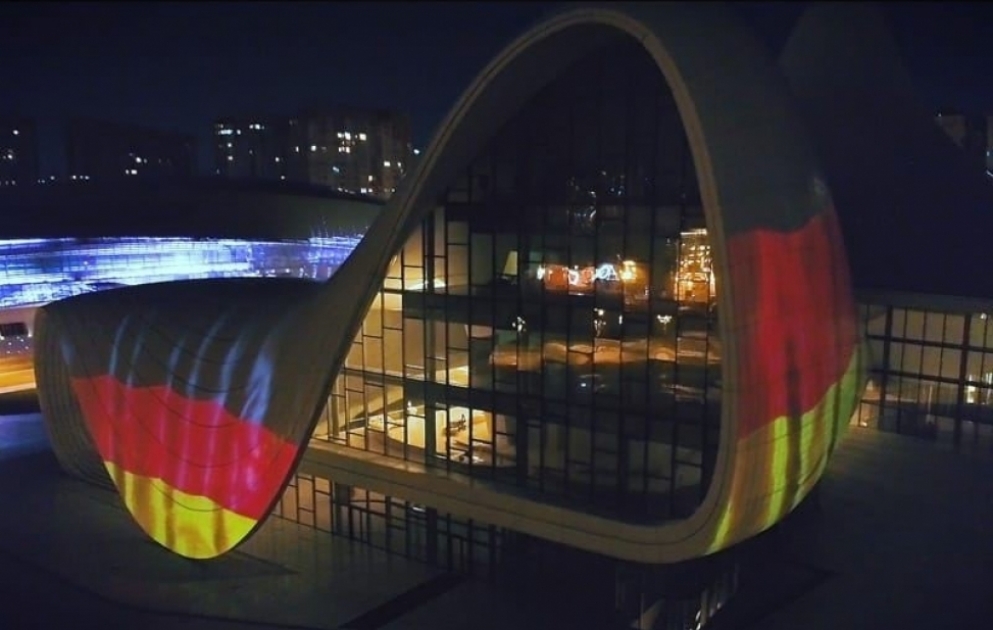 Heydar Aliyev Center für Deutschland mit Lichtstrahlen in Schwarz-Rot-Gelb beleuchtet VIDEO