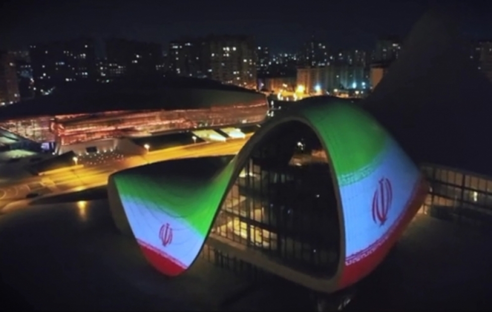 Le drapeau iranien projeté sur le bâtiment du Centre Heydar Aliyev VIDEO