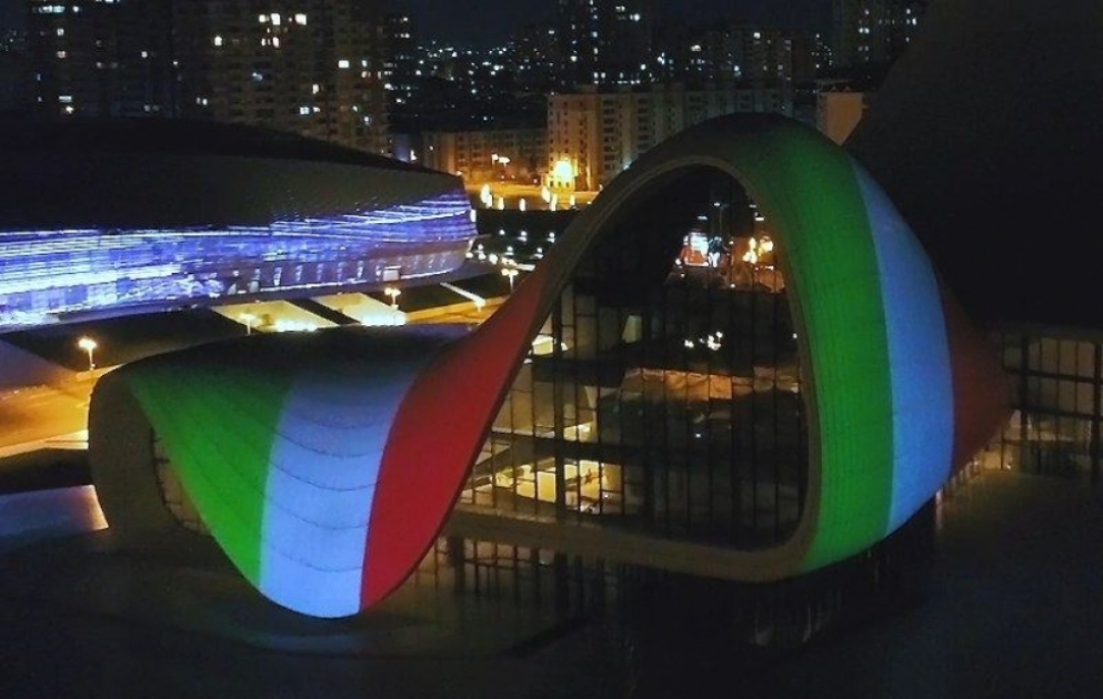 Heydar Aliyev Center für Italien in Grün-Weiß-Rot beleuchtet VIDEO