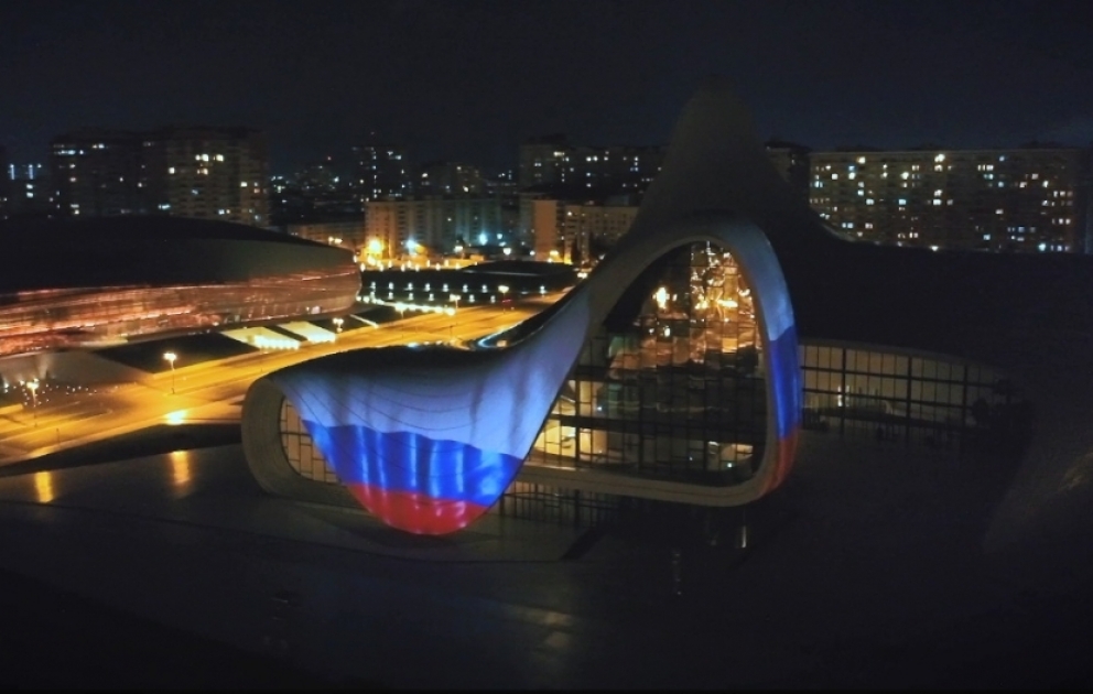 Heydar Aliyev Center für Russland in Lichtstrahlen Weiß-Blau-Rot beleuchtet VIDEO