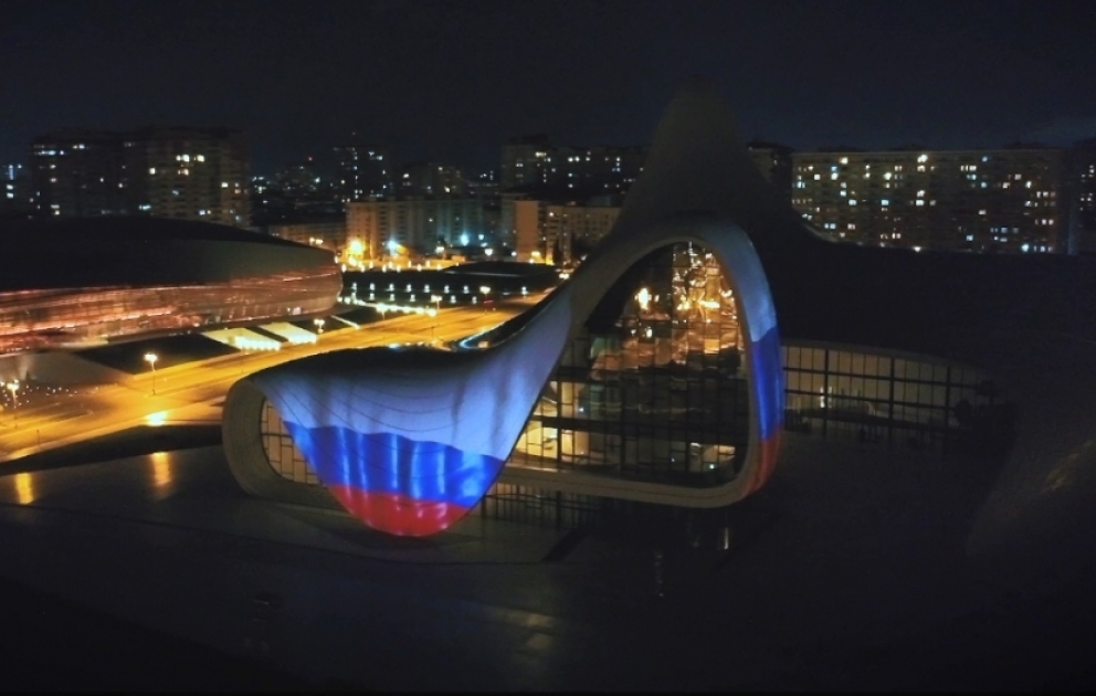 Le drapeau russe projeté sur le bâtiment du Centre Heydar Aliyev à Bakou VIDEO