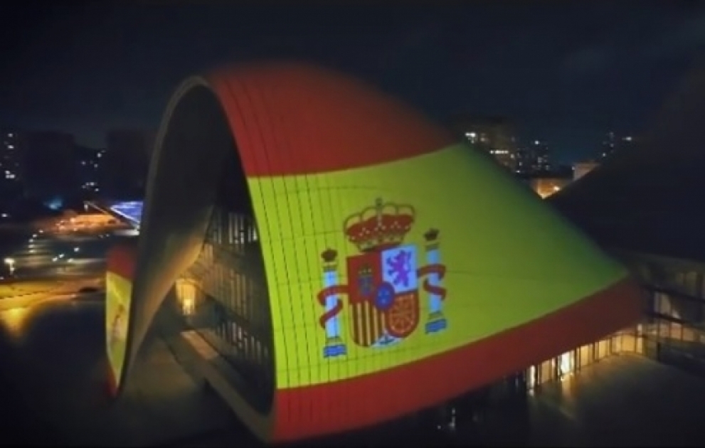Heydar Aliyev Center für Spanien in Lichtstrahlen Rot- Gelb-Rot beleuchtet VIDEO