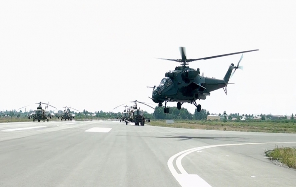 Hərbi Hava Qüvvələrinin helikopter bölmələri uçuş məşqləri keçirir VİDEO