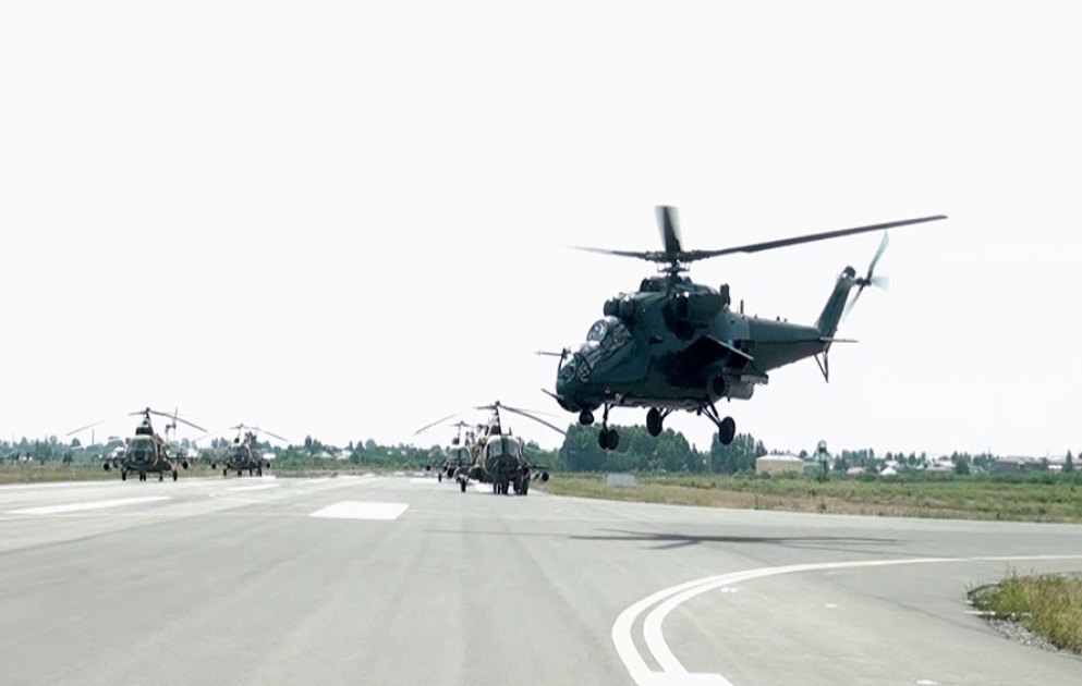 Les unités d'hélicoptères effectuent des exercices de vol VIDEO