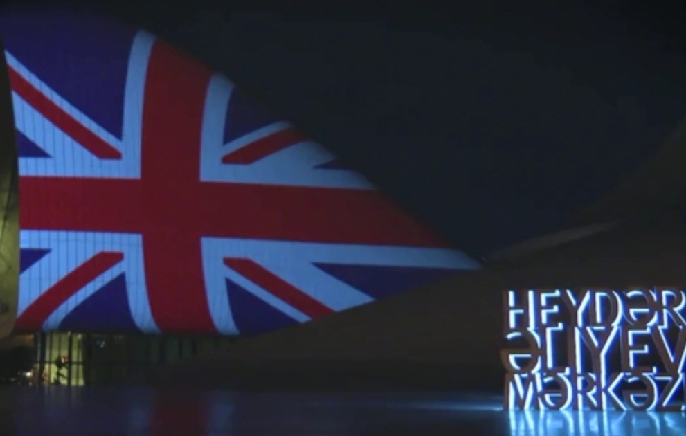 Die britische Flagge auf Heydar Aliyev Center projiziert VIDEO
