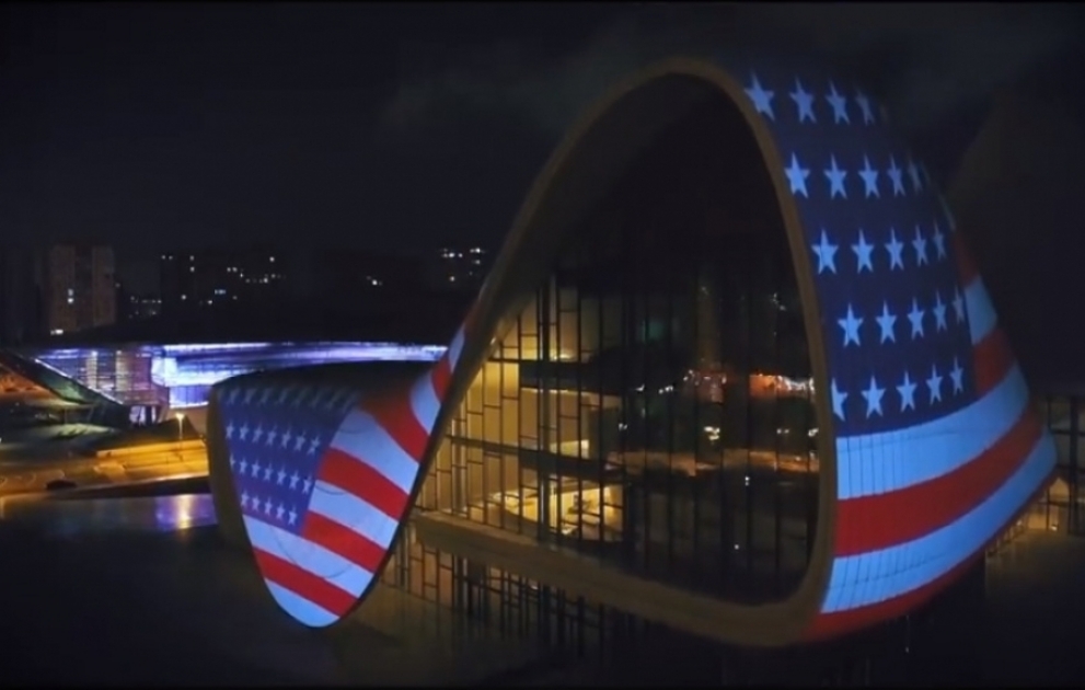 Die Flagge von USA auf Heydar Aliyev Center projiziert VIDEO