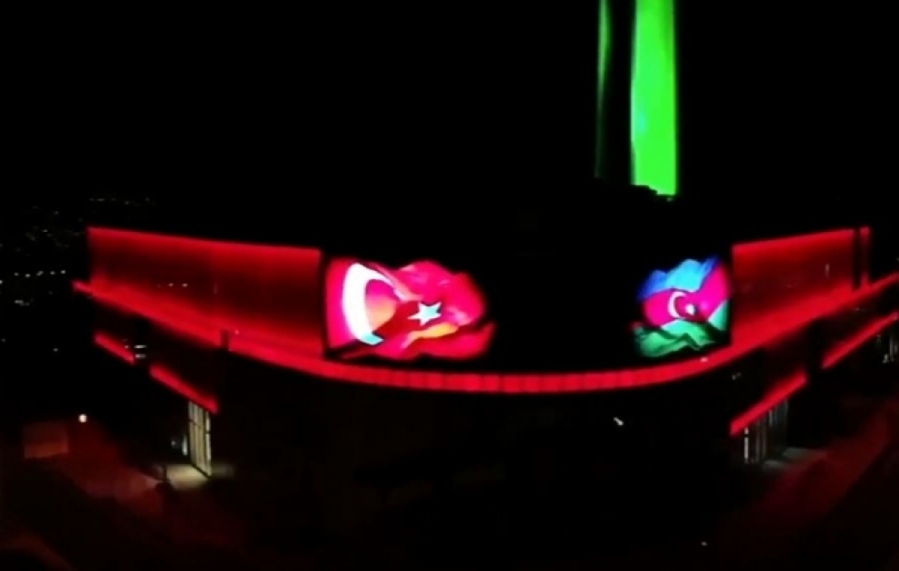 Atakule-Turm in Ankara für Aserbaidschan in Lichtstrahlen Blau, Rot, Grün beleuchtet VIDEO