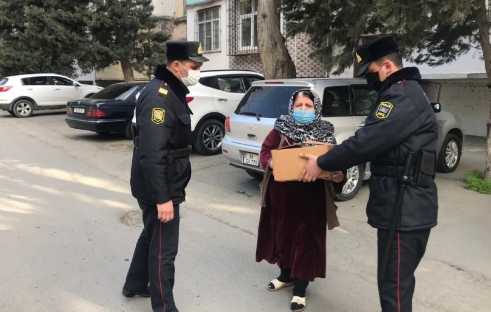 Xətai Rayon Polis İdarəsinin əməkdaşları karantin günlərində daha 40 imkansız ailəyə maddi yardım ediblər VİDEO