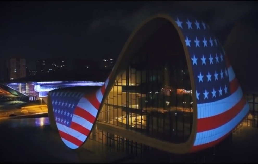 Le drapeau américain projeté sur le bâtiment du Centre Heydar Aliyev à Bakou VIDEO