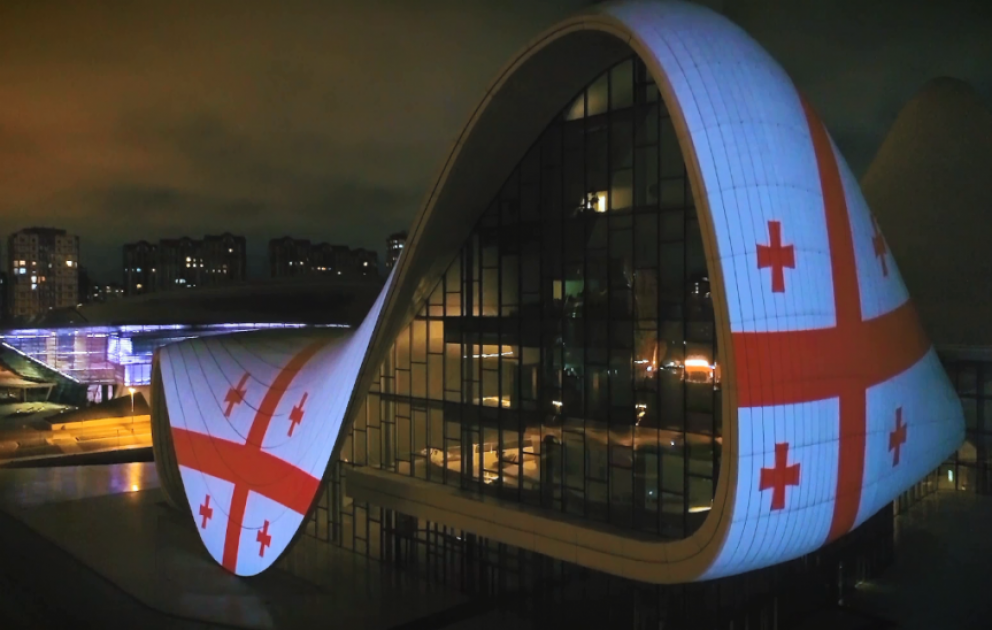 Die georgische Flagge auf Heydar Aliyev Center projiziert VIDEO