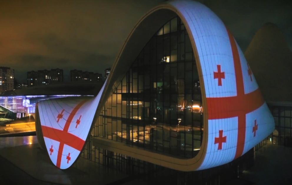 Bakou : le drapeau géorgien projeté sur le bâtiment du Centre Heydar Aliyev VIDEO