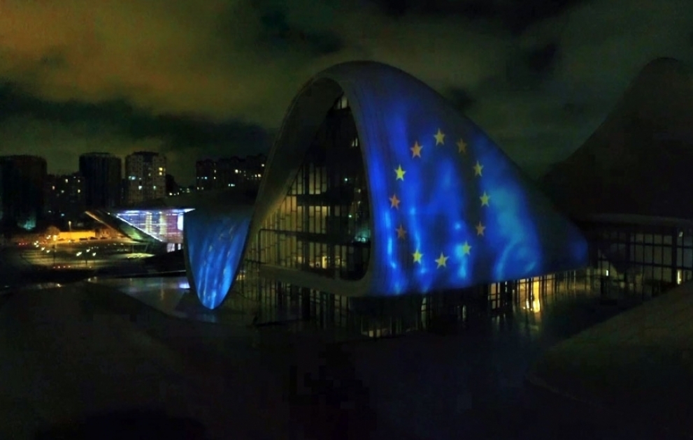 Die EU-Flagge auf Heydar Aliyev Center projiziert VIDEO