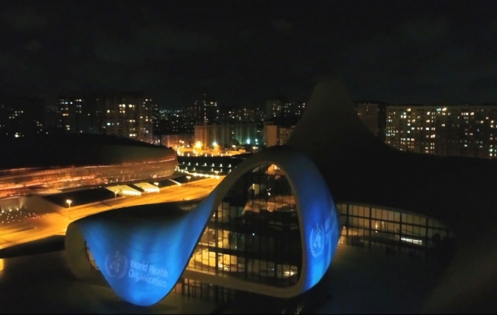 Heydar Aliyev Center mit WHO-Flagge angestrahlt VIDEO