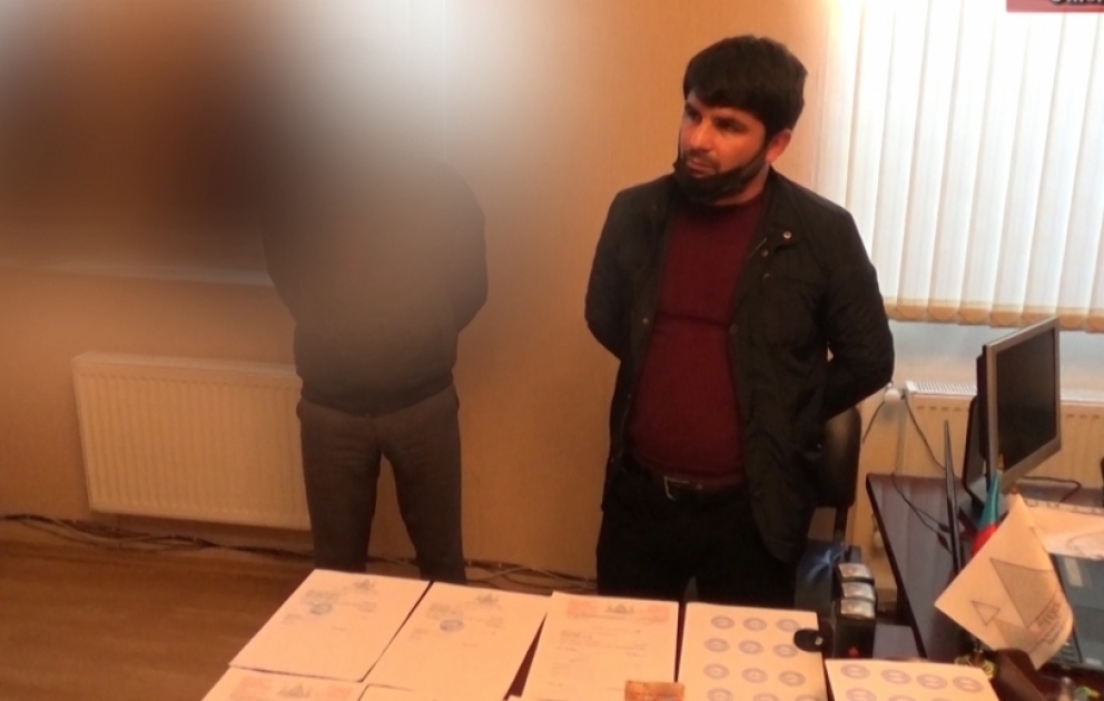 DİN: Xüsusi karantin rejimi qaydalarını pozmaq üçün saxta arayışlar satan şirkət rəhbəri saxlanılıb VİDEO
