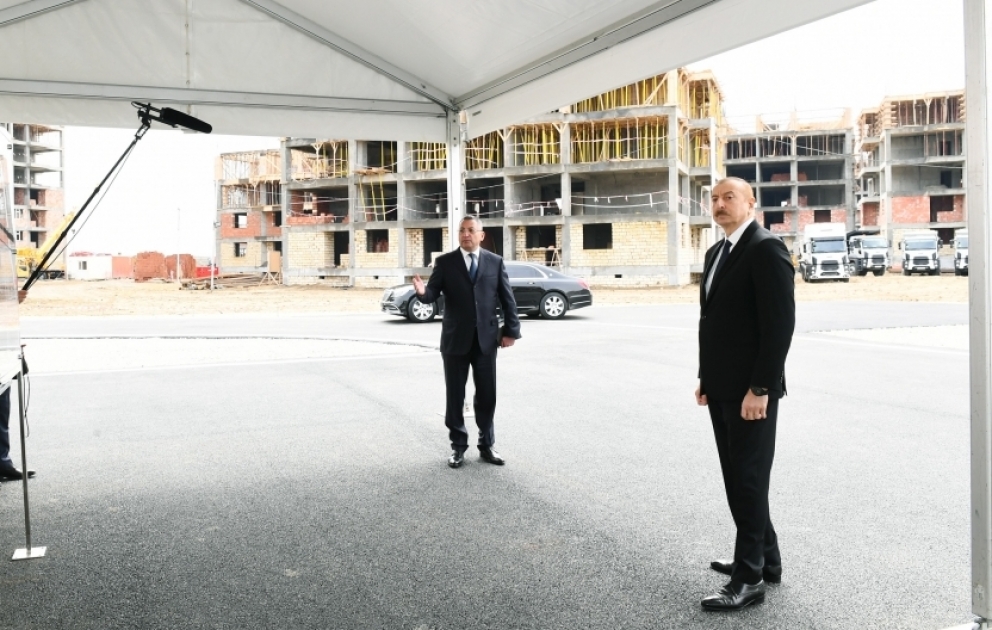 Präsident Ilham Aliyev macht sich mit Verlauf von Bauarbeiten an Wohngebieten für 3.042 Binnenvertriebene vertraut VIDEO