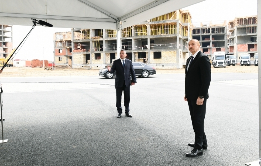 Le président Ilham Aliyev visite les quartiers résidentiels destinés à accueillir 3042 familles déplacées VIDEO