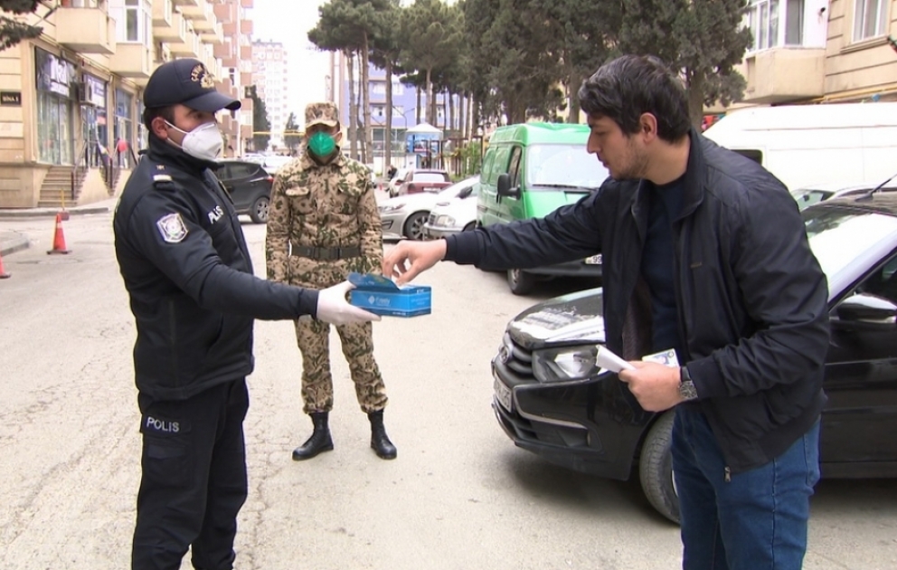 Xırdalanda polislər şəhər sakinlərinə tibbi maskalar paylayıblar VİDEO
