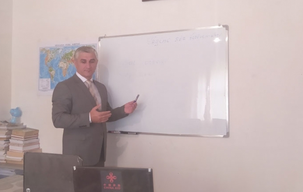 Cəlilabadlı müəllim şagirdlərinə "Virtual məktəb" platforması üzərindən dərs deyəcək VİDEO