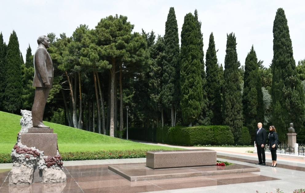 Präsident Ilham Aliyev und First Lady Mehriban Aliyeva besuchen Grabmal von Nationalleader Heydar Aliyev VIDEO