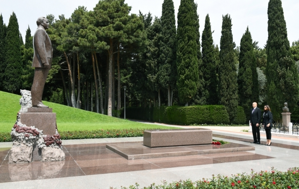 President Ilham Aliyev and first lady Mehriban Aliyeva visited tomb of national leader Heydar AliyevVIDEO