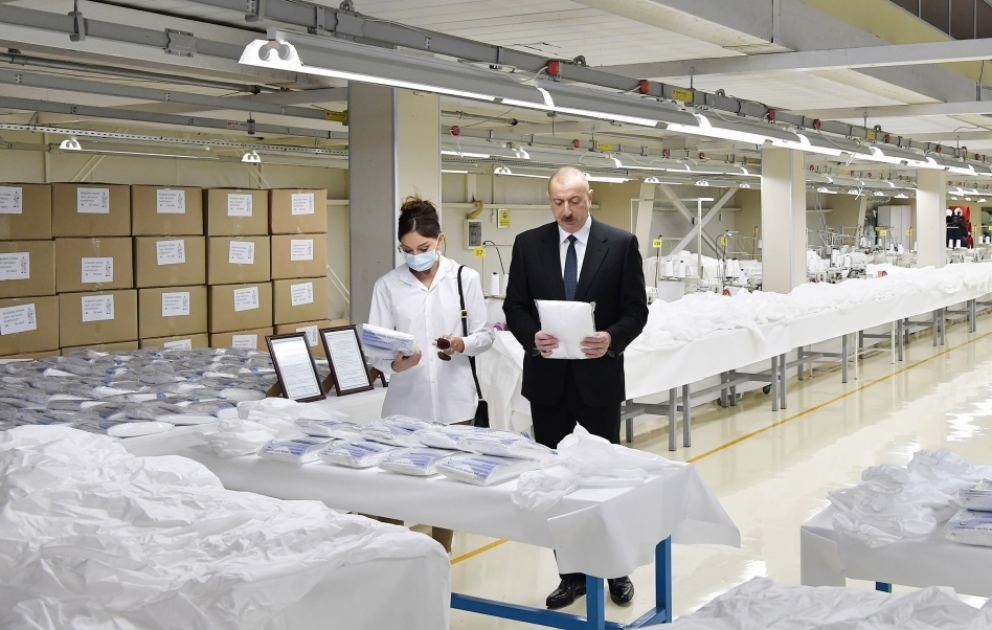 Präsident Ilham Aliyev und First Lady Mehriban Aliyeva weihen Betriebe für Herstellung von Gesichtsmasken und Schutzanzügen in Sumgayit ein VIDEO
