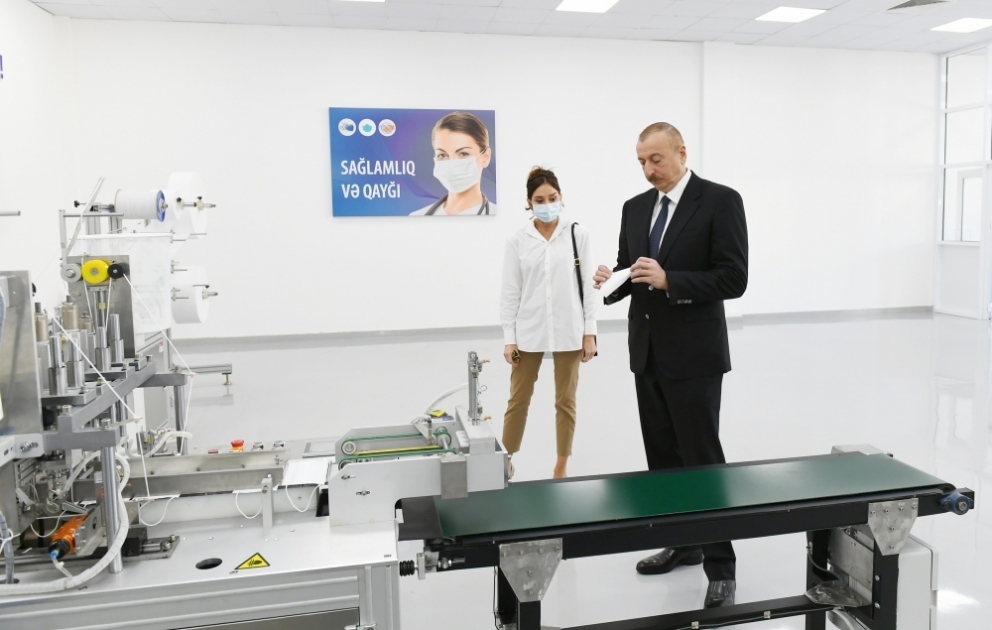 Sumqayıtda “Gilan Tekstil Park” MMC-nin tibbi maska fabrikinin və qoruyucu kombinezonların istehsalı müəssisəsinin açılışı olub  Prezident İlham Əliyev və birinci xanım Mehriban Əliyeva açılışda iştirak ediblərYENİLƏNİB VİDEO