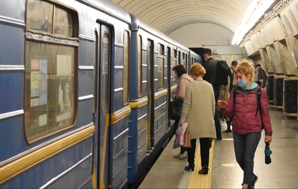 Kiyev metrosu uzun fasilədən sonra sərnişinlərini qəbul edir FOTOREPORTAJ VİDEO