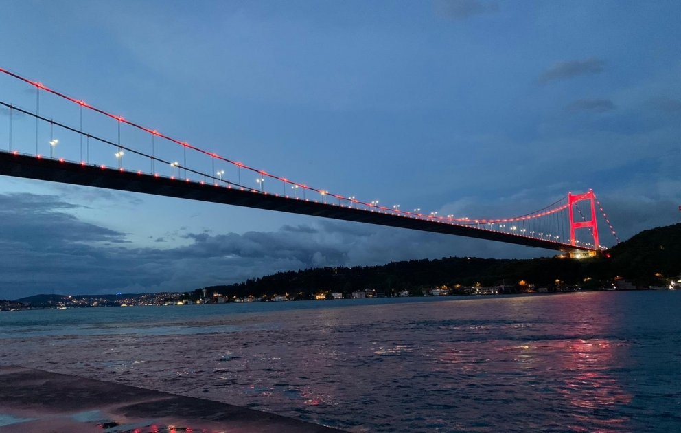 İstanbulun rəmzləri Azərbaycan bayrağının rəngləri ilə işıqlandırılır VİDEO