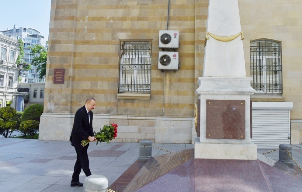 Staatspräsident Ilham Aliyev besucht zu Ehren der Volksrepublik Aserbaidschan errichtetes Denkmal VIDEO
