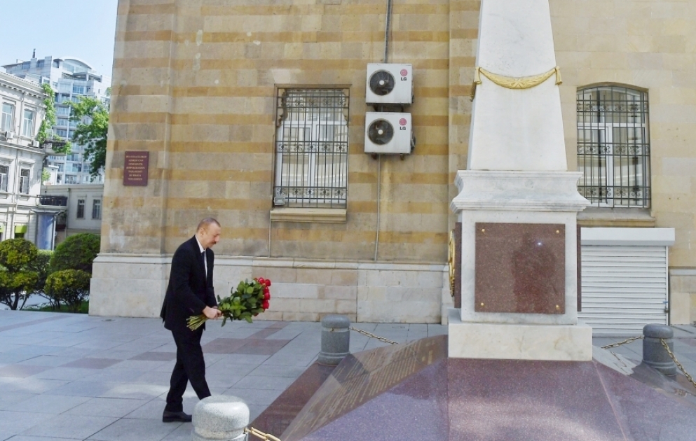 Le président Ilham Aliyev visite le monument à la gloire de la République démocratique d'Azerbaïdjan VIDEO