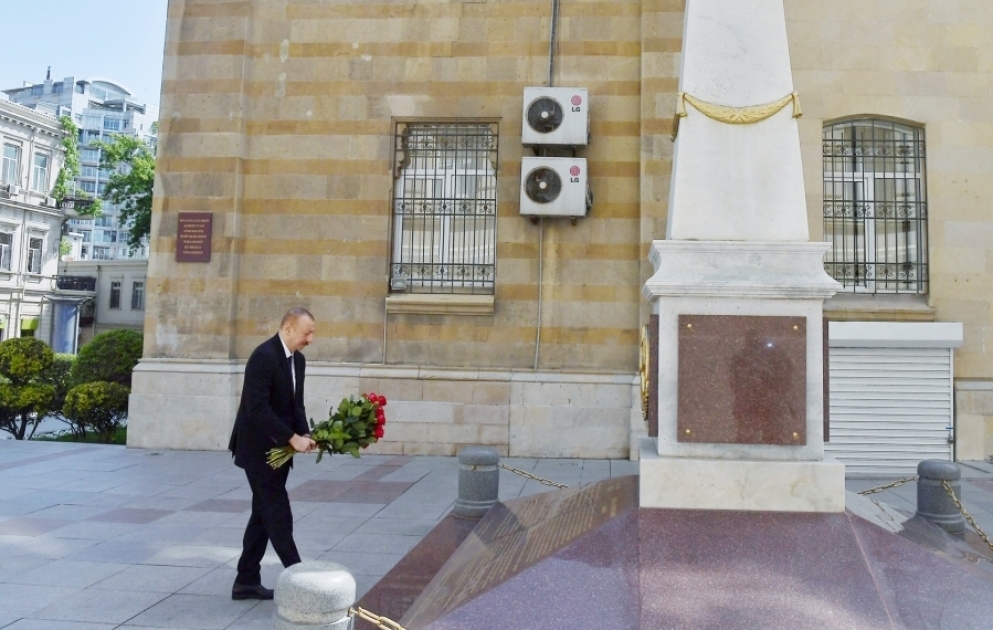 Президент Ильхам Алиев посетил памятник, возведенный в честь Азербайджанской Демократической Республики ОБНОВЛЕНО ВИДЕО