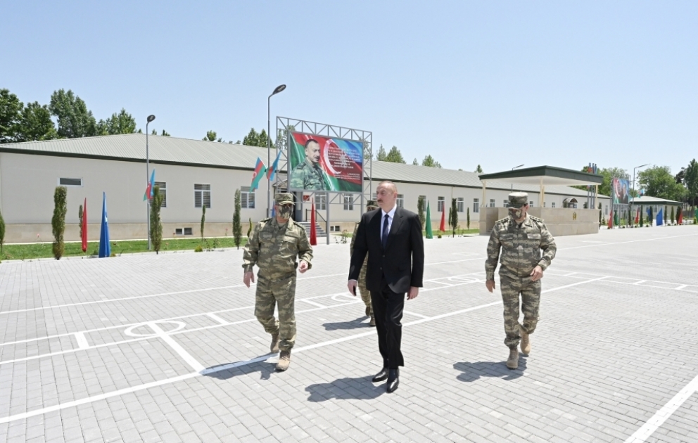 Le président Ilham Aliyev visite un fort militaire à Aghdam VIDEO