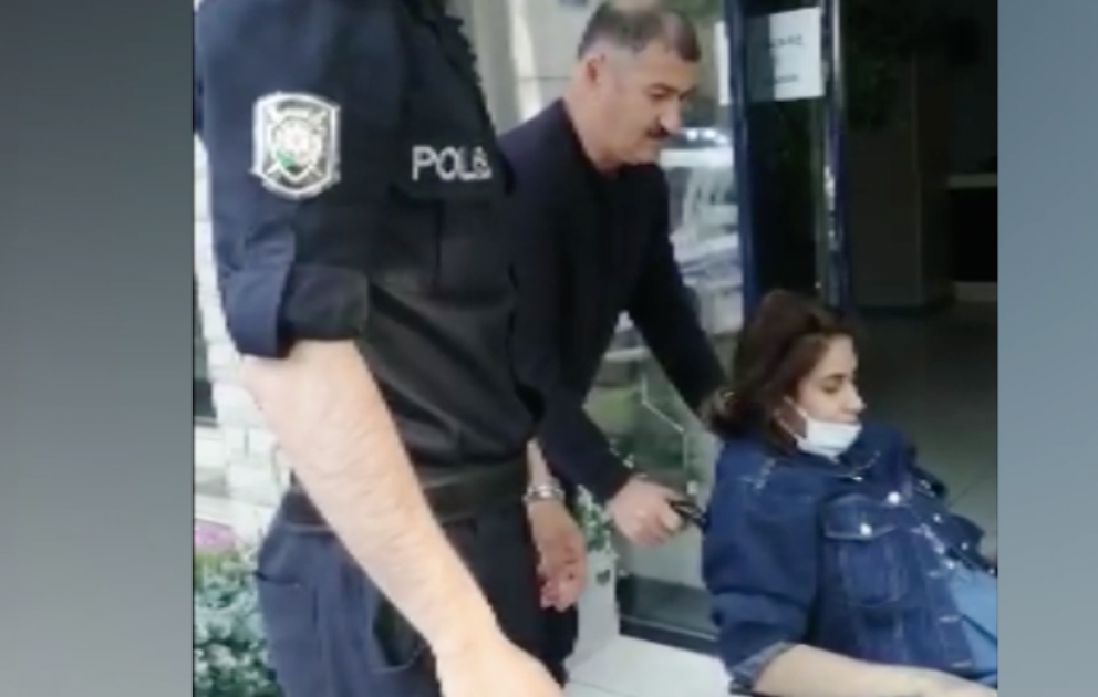 Polis hamilə qadını xəstəxanaya çatdırıb  VİDEO