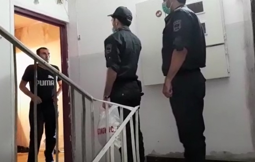 Bakıda polis “102”yə zəng edən ailəyə çörək alıb verib  VİDEO