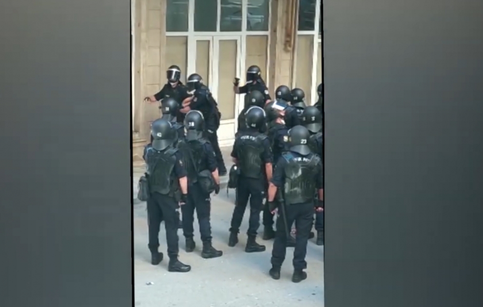 DİN: Yasamalda polis əməkdaşlarının üzərinə müxtəlif əşyalar atan 11 nəfər saxlanılıb VİDEO