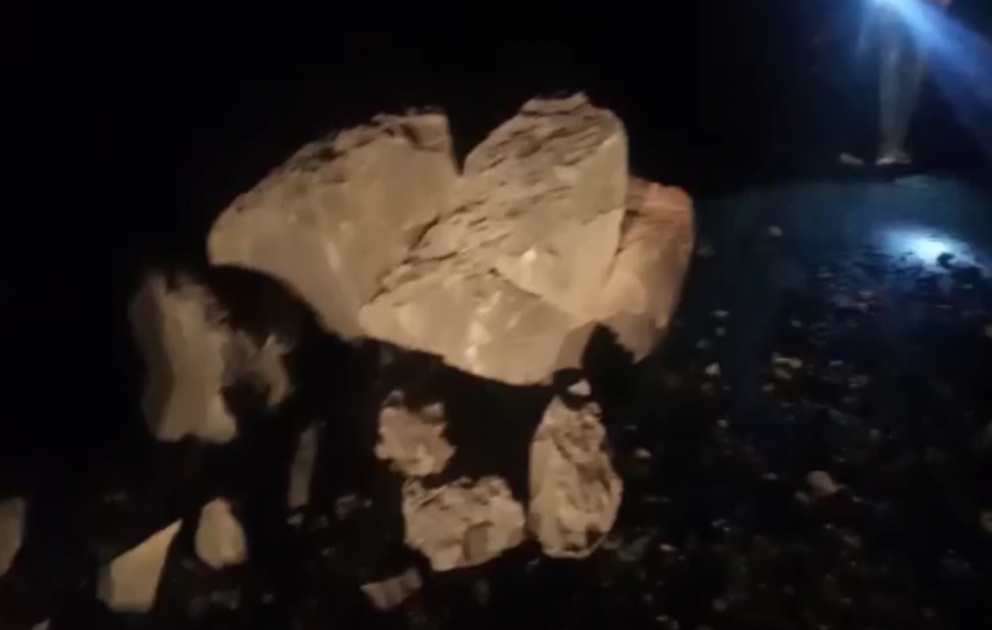 Quba-Xınalıq yolu qaya parçalarından təmizlənib VİDEO