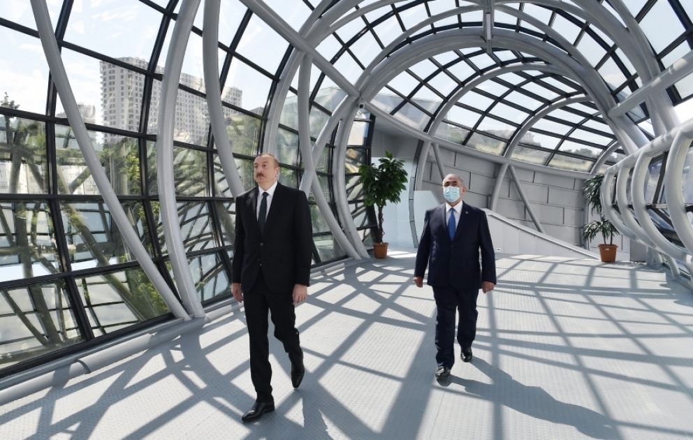 Le président Ilham Aliyev inaugure une passerelle piétonne à Bakou VIDEO