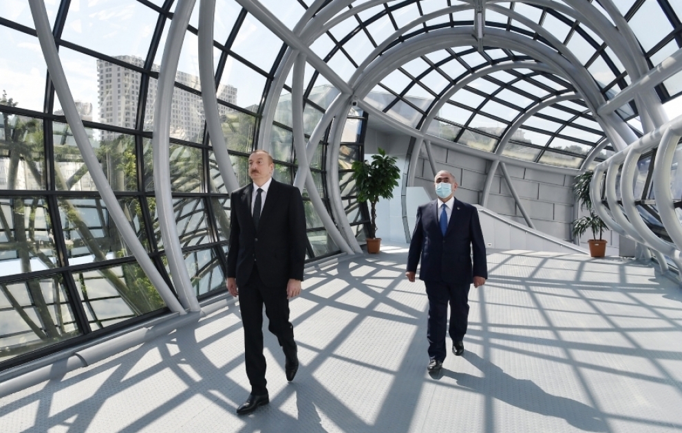 Präsident Ilham Aliyev weiht Fußgängerüberführung in der Neapel Straße in Baku ein VIDEO