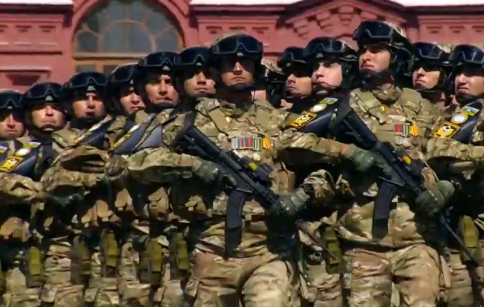 Azərbaycan Silahlı Qüvvələrinin hərbçiləri Moskvadakı paradda keçid ediblər VİDEO