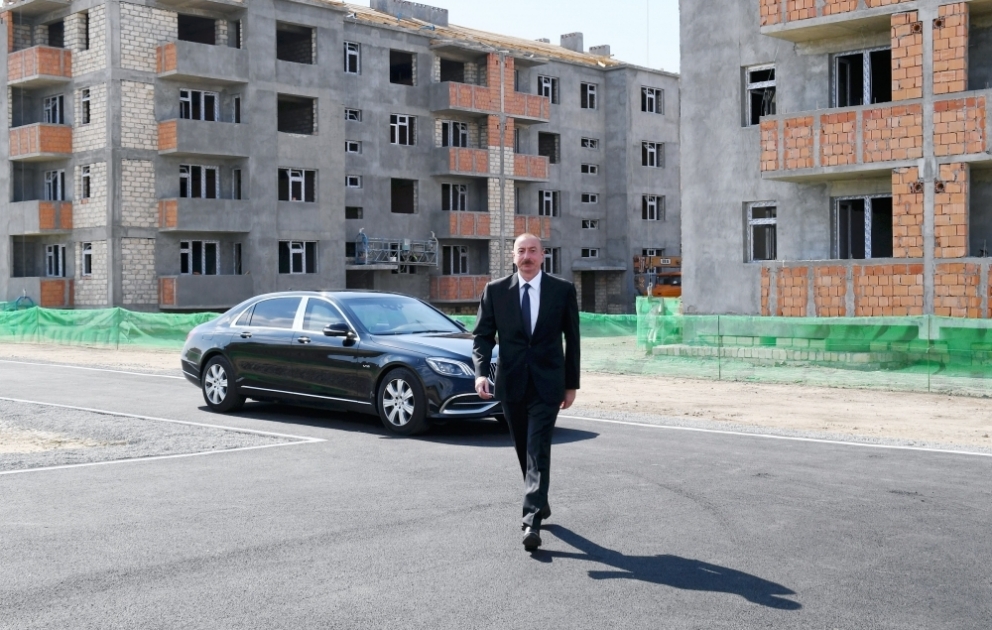 Prezident İlham Əliyev Samux rayonunda məcburi köçkünlər üçün inşa edilən yaşayış kompleksinin tikintisi ilə tanış olub YENİLƏNİB VİDEO