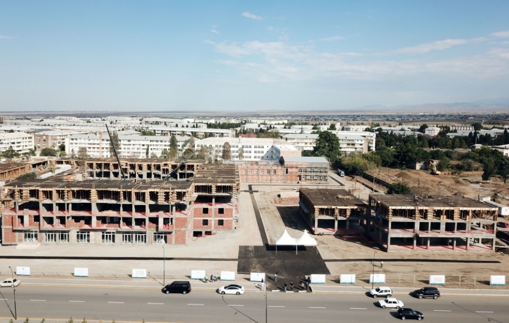 Gandja : visite du complexe résidentiel construit par l’Agence nationale pour la construction de logements VIDEO