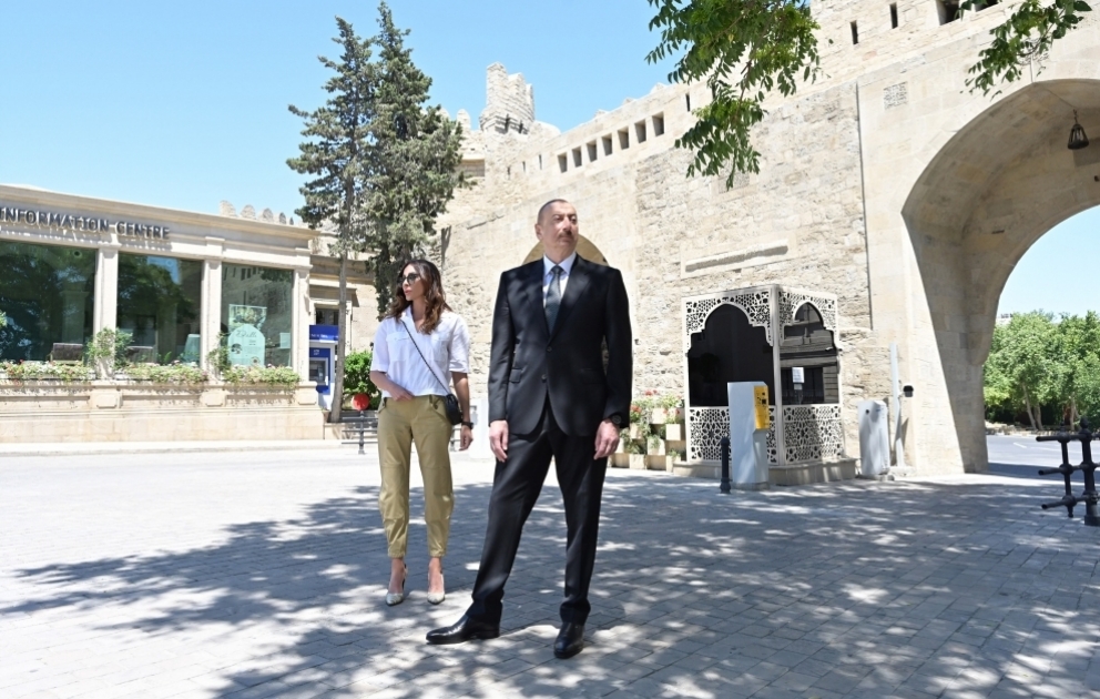 Präsident Ilham Aliyev und First Lady Mehriban Aliyeva inspizieren Restaurierungs- und Konservierungsarbeiten in Itschäri Schähär VIDEO