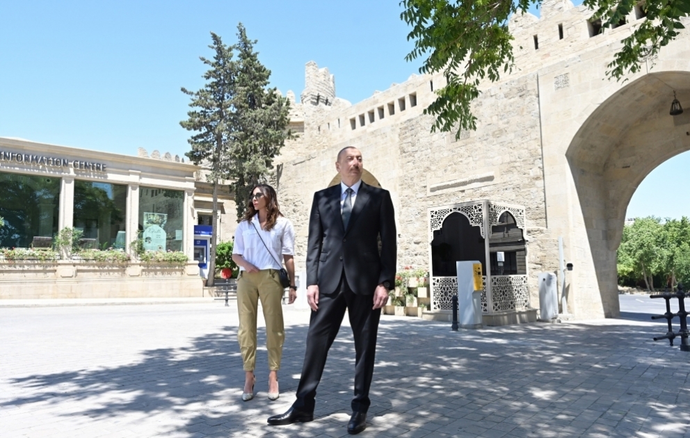 Le président Ilham Aliyev et la première dame Mehriban Aliyeva prennent connaissance des travaux de restauration réalisés dans une partie d’Itchericheher VIDEO