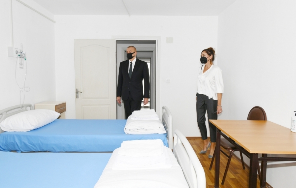 Un hôpital modulaire pour accueillir des patients Covid-19 ouvre ses portes à Bakou  Le président Ilham Aliyev et la première dame Mehriban Aliyeva participent à la cérémonie VIDEO