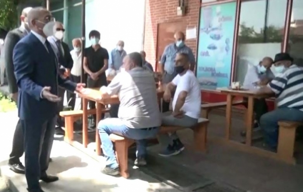 Şəmkirdə karantin qaydalarını pozaraq stolüstü oyunlar təşkil edən çayxana sahibləri yaxalanıblar VİDEO
