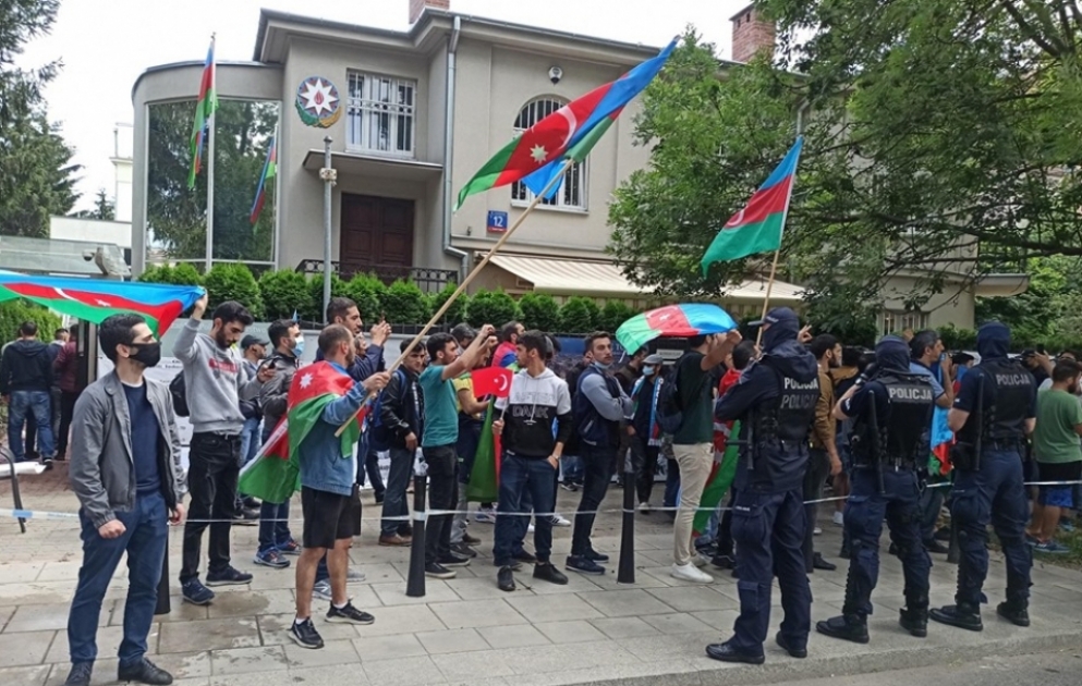 Həmvətənlərimiz Varşavada erməni təxribatının qarşısını alıblar