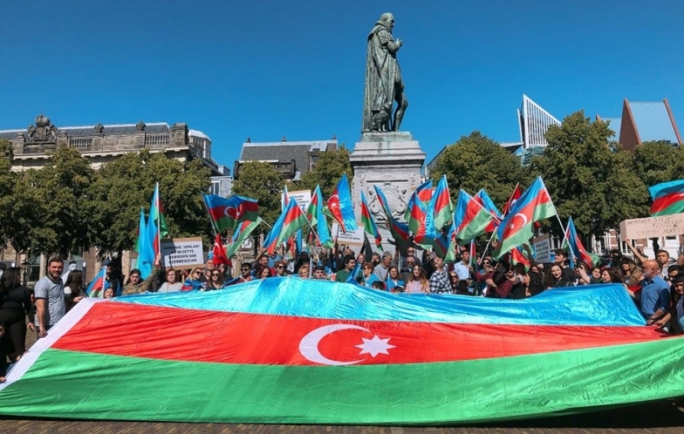 Niderlandda yaşayan soydaşlarımız etiraz aksiyası keçirərək dünya birliyini Ermənistanın təcavüzkarlığına son qoymağa çağırıblarVİDEO