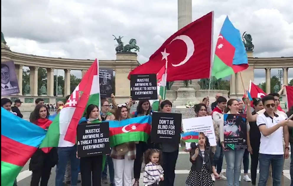 Budapeştdə erməni təcavüzünə qarşı kütləvi mitinq keçirilib VİDEO