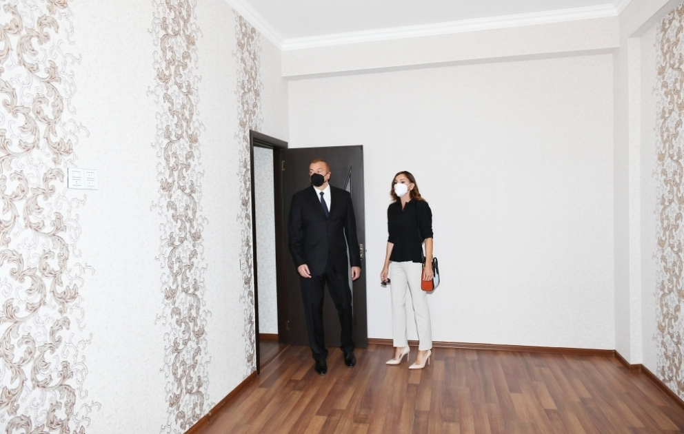 Cérémonie d’attribution des appartements et des automobiles aux familles des martyrs et aux mutilés de guerre à Bakou  Le président Ilham Aliyev et la première dame Mehriban Aliyeva participent à la cérémonie VIDEO